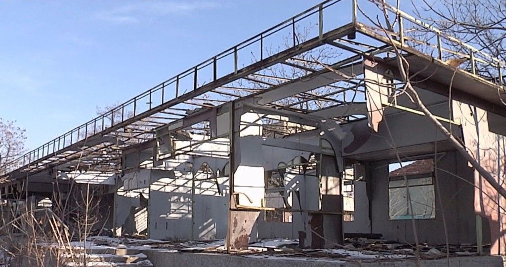 Белодробната болница в Сливен не функционира от години, но вече е разрушена и разграбена от крадци