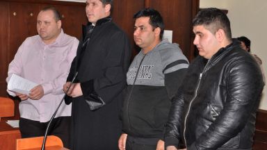 Осъдиха условно двама роми, нападнали полицаи