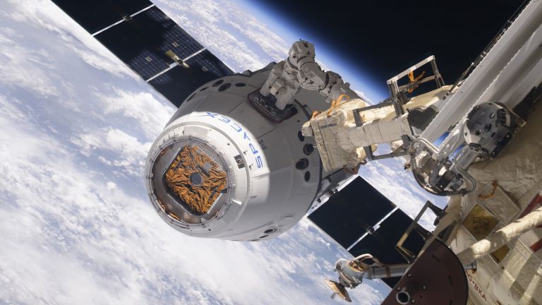 Как товарния космически кораб на SpaceX се разкача от МКС