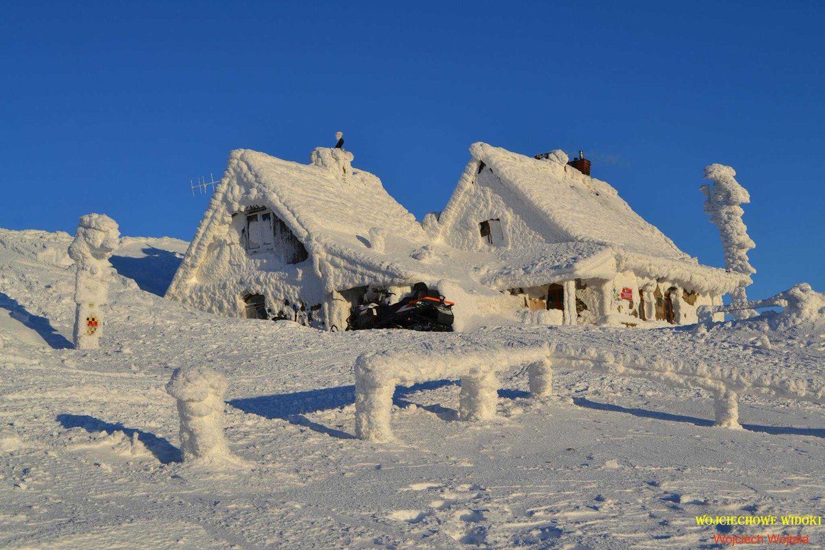 Снежни  налепи на връх Чатка Пучатка, Североизточна Полша