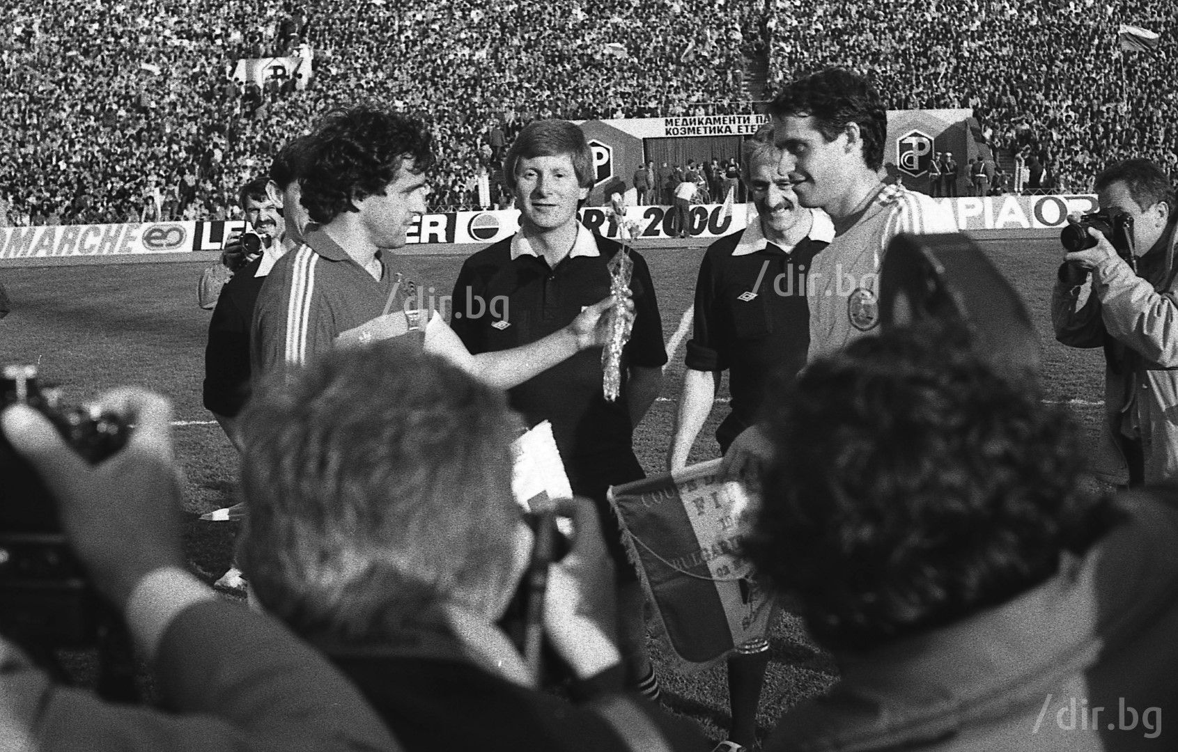 С френския капитан Мишел Платини преди прочутия мач срещу Франция на 2 май 1985 г.