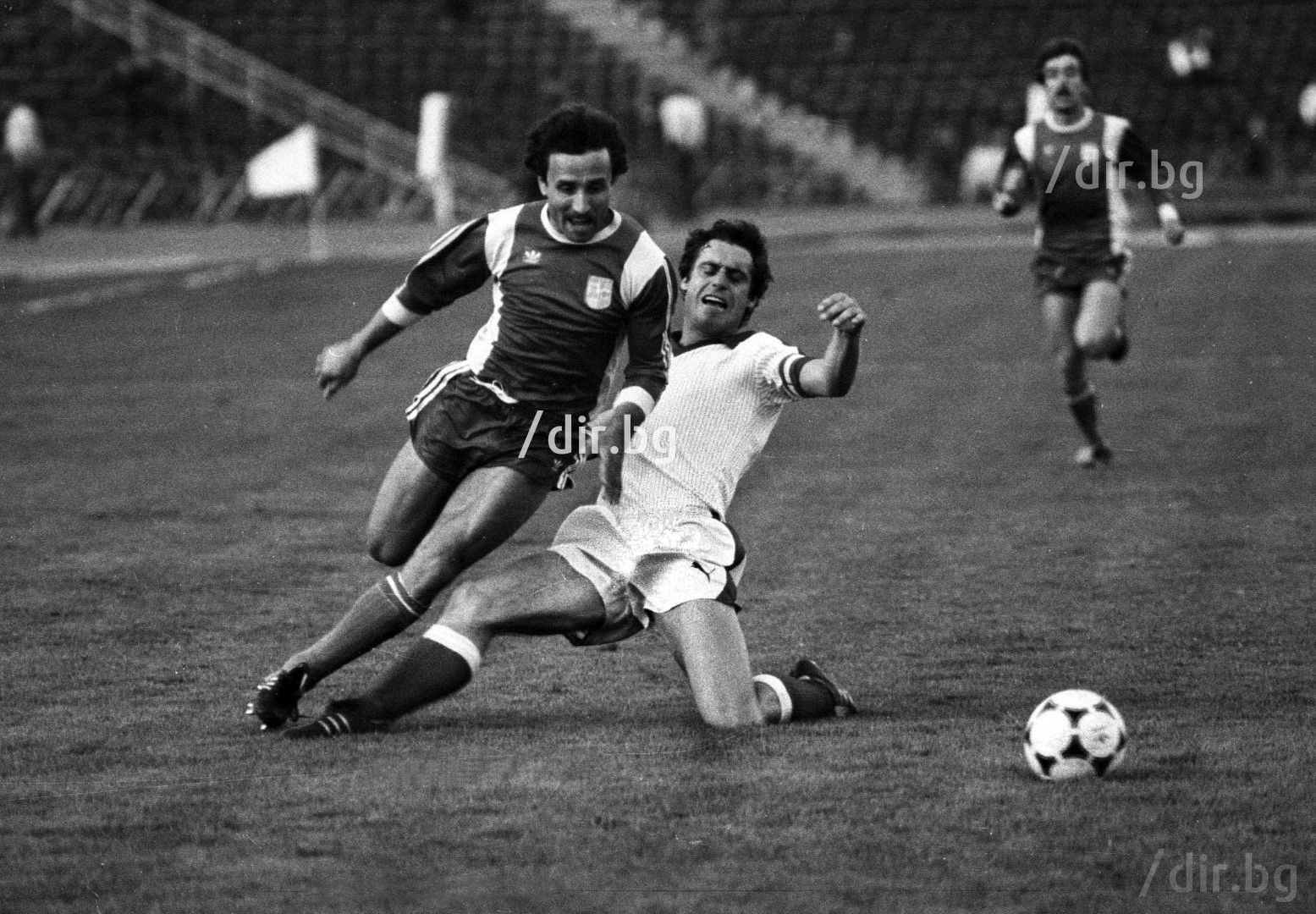 19 юни 1985 г.  - Финалът за Купата на България се превръща в зрелище, но има и грозни сцени, разправии и три червени картона