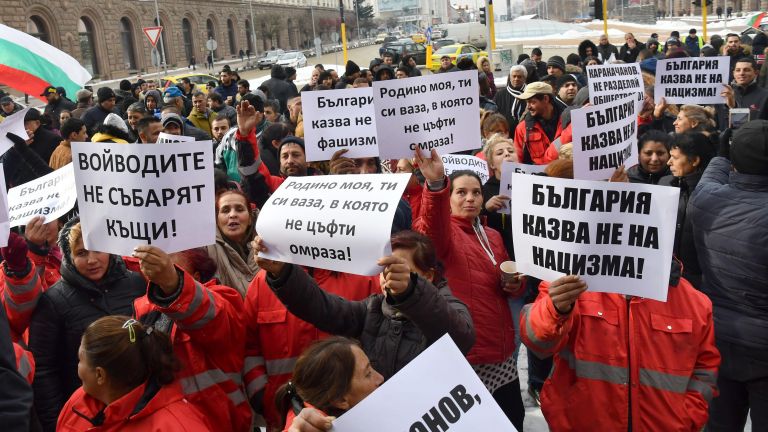Ромски протест пред Министерския съвет: Каракачанов, върви си!