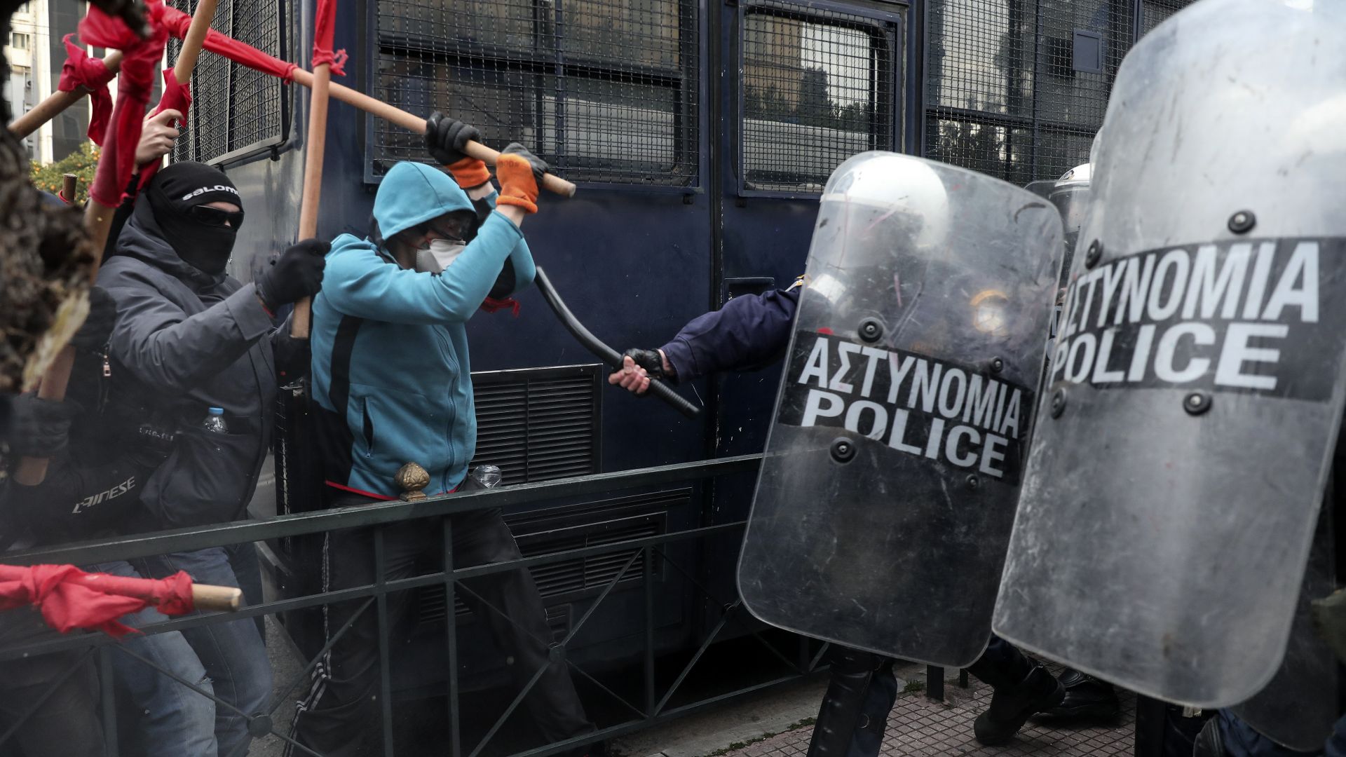 Начални учители в Гърция влязоха в сблъсък с полицията в