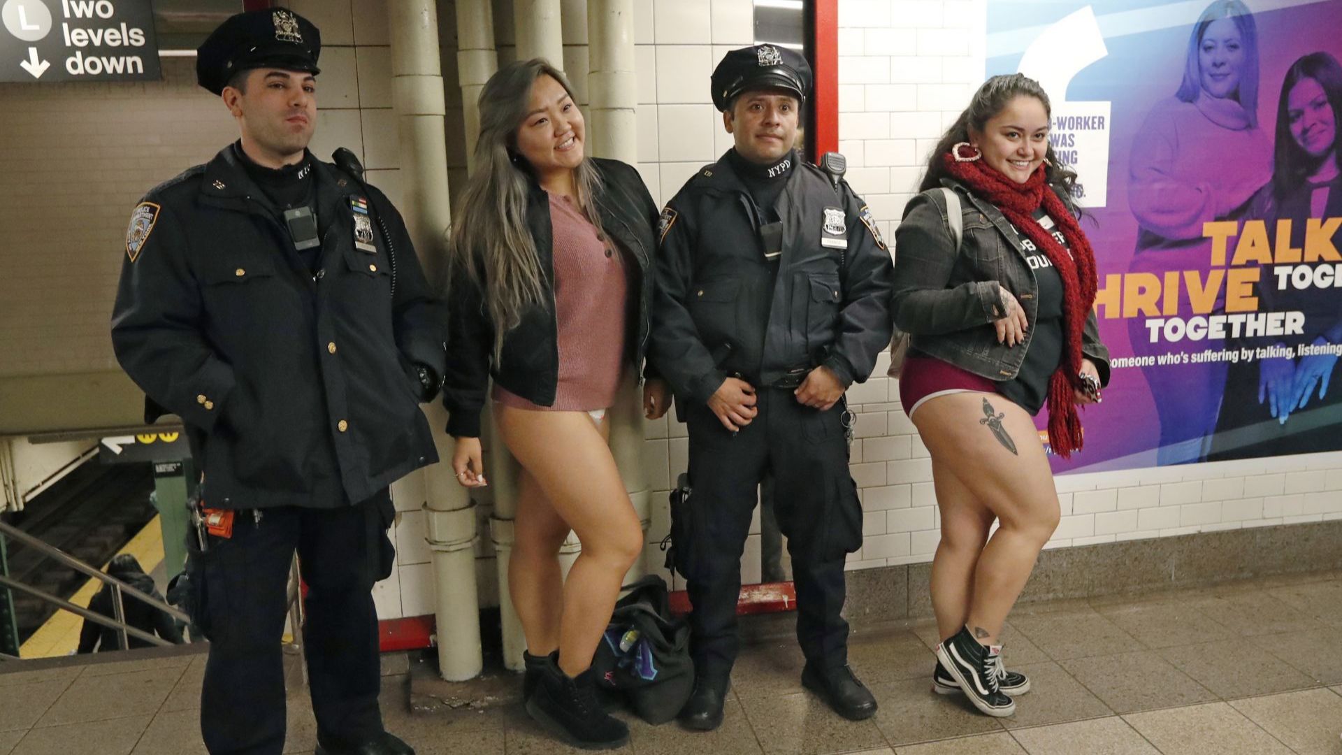 Стотици се събуха за Деня без панталони в метрото
