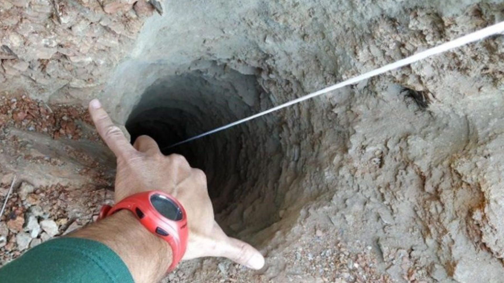 Спасители в Южна Испания прокопават тунел в опит да достигнат
