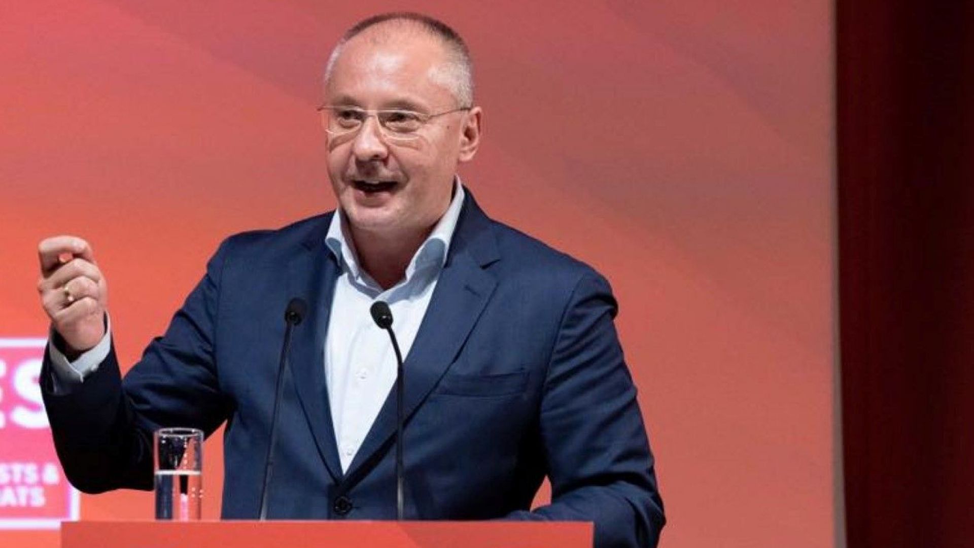 Лидерът на ПЕС Сергей Станишев каза пред журналисти че за