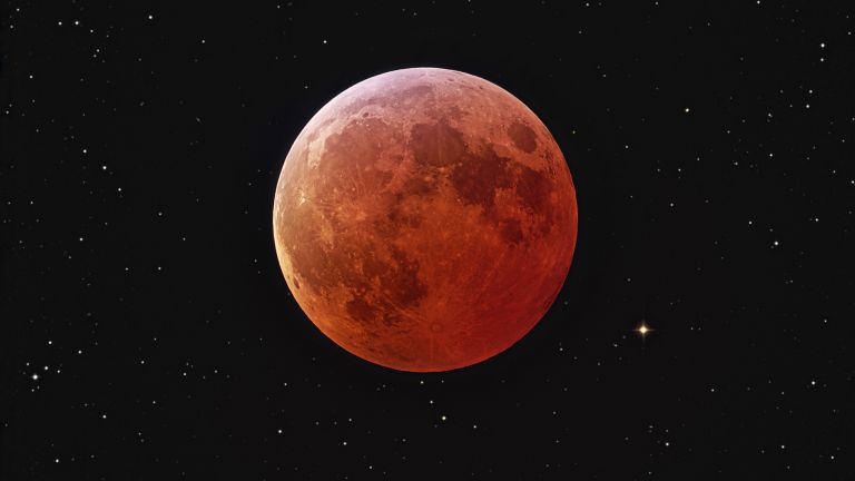 При пълното затъмнение Луната става червена