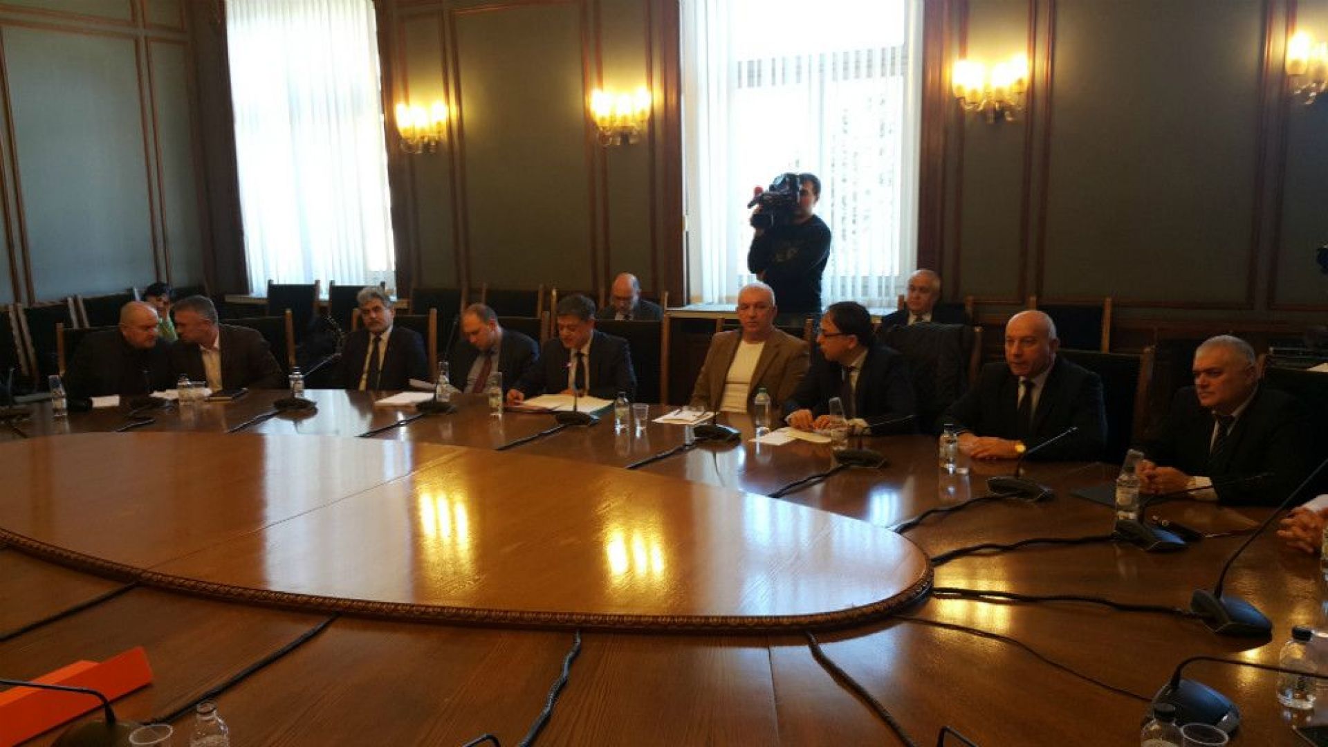 С размяна на реплики между управляващи и опозиция започна закритото