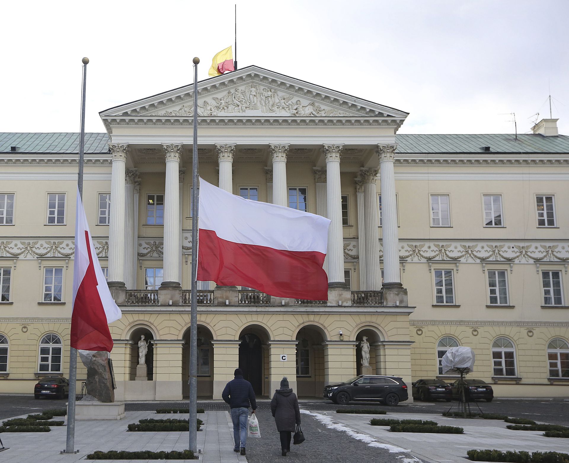  Полша е в печал, знамената са издигнати на половина 
