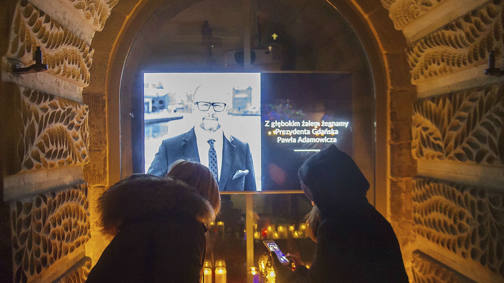 Националните флагове бяха спуснати до средата на пилоните и хора