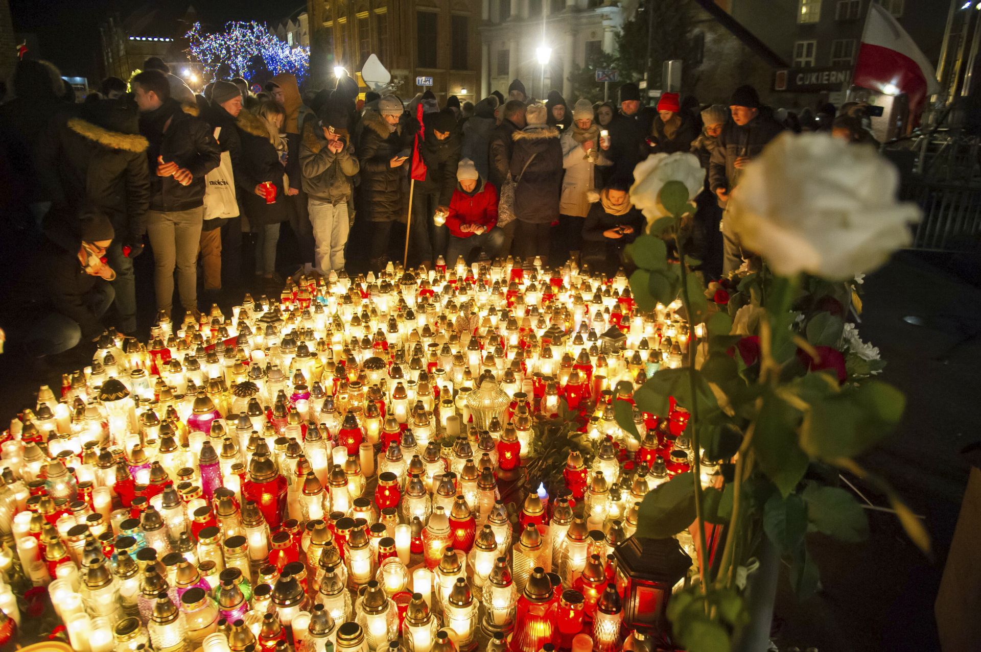 Снощи хиляди поляци се събраха в Гданск на поклонение в памет на убития кмет на града