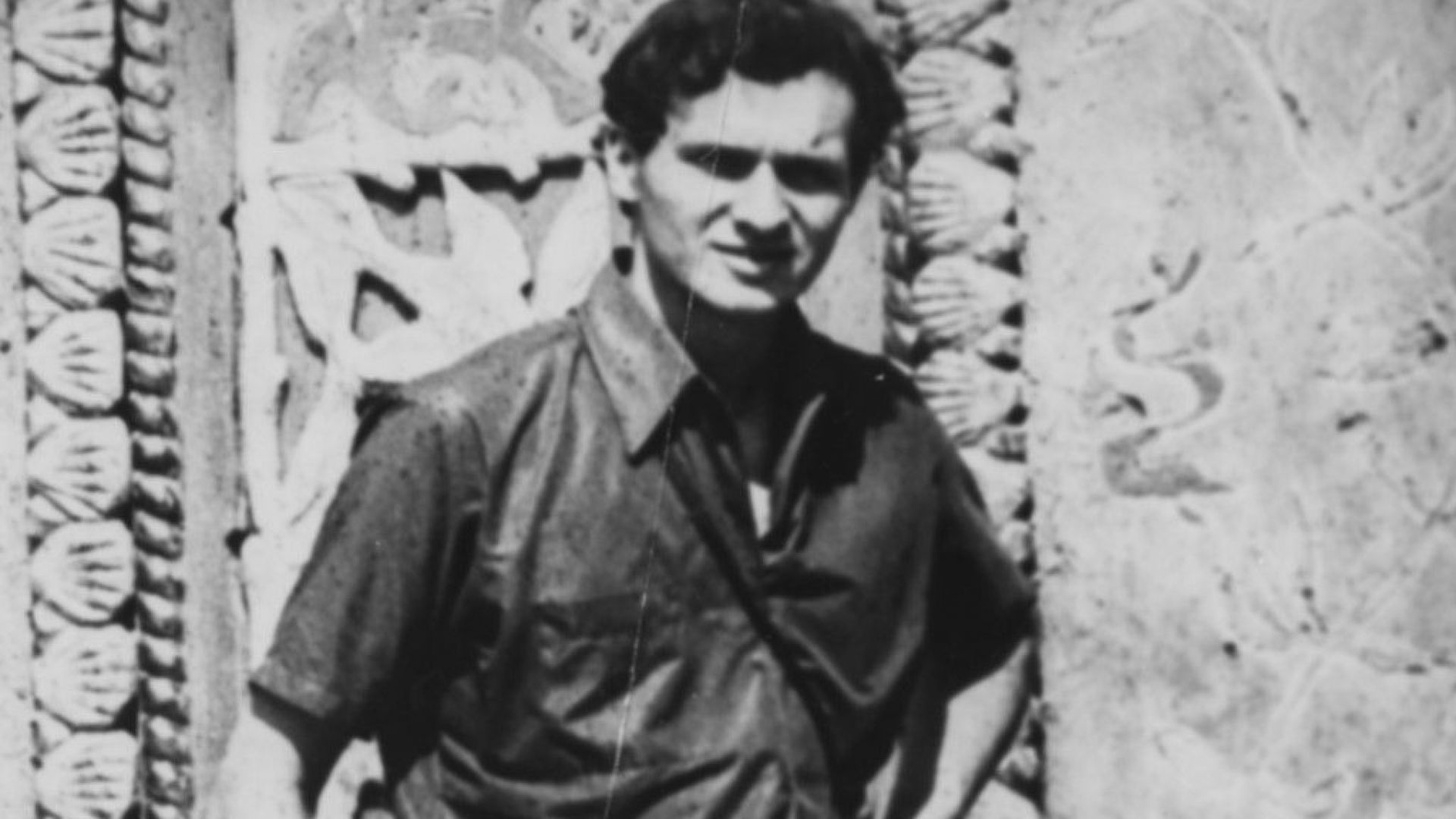 Той беше интровертен винаги потънал в книгите и вестниците Обичаше