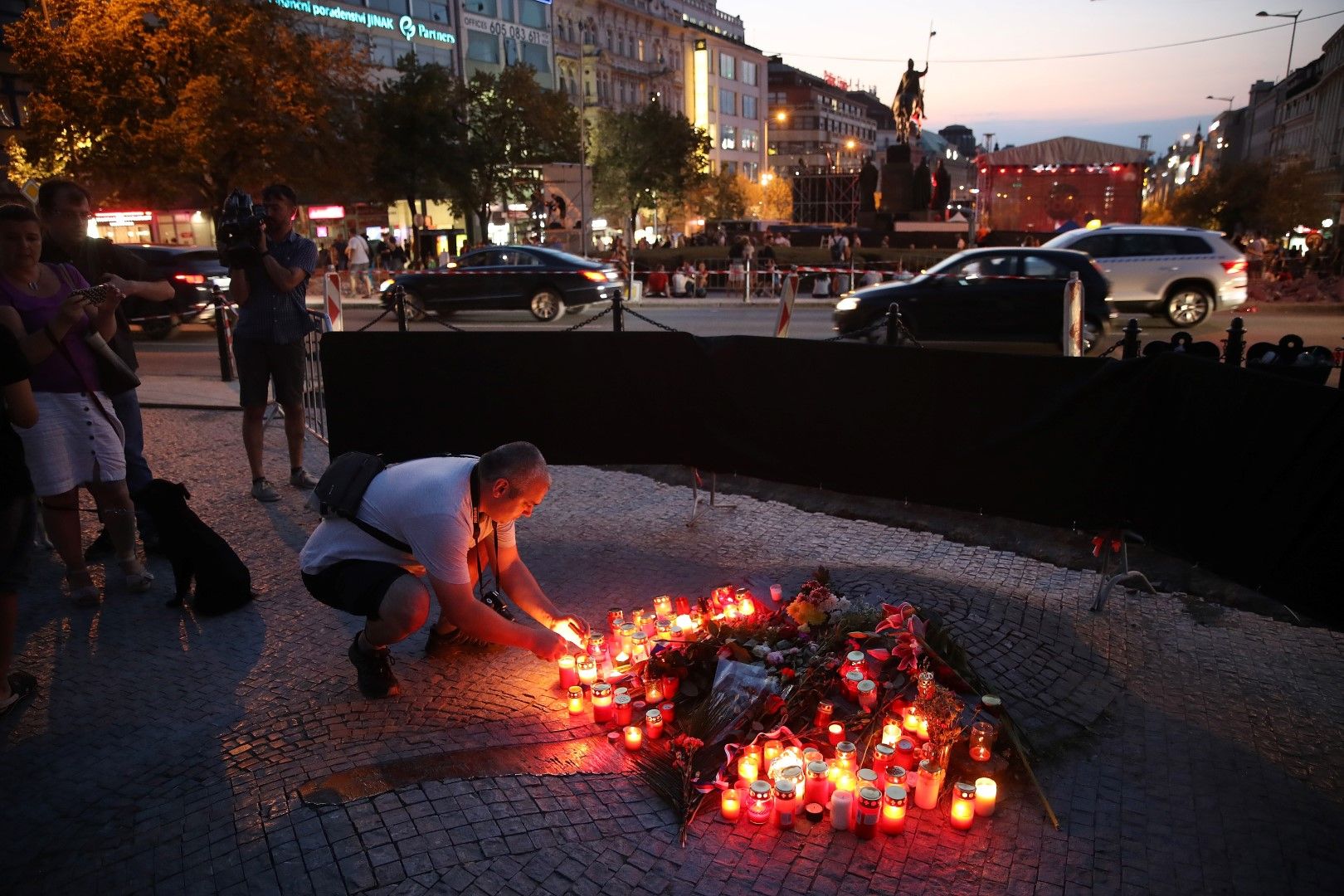 Много хора и до днес посещата мемориал в памет на Палах и палят свещи