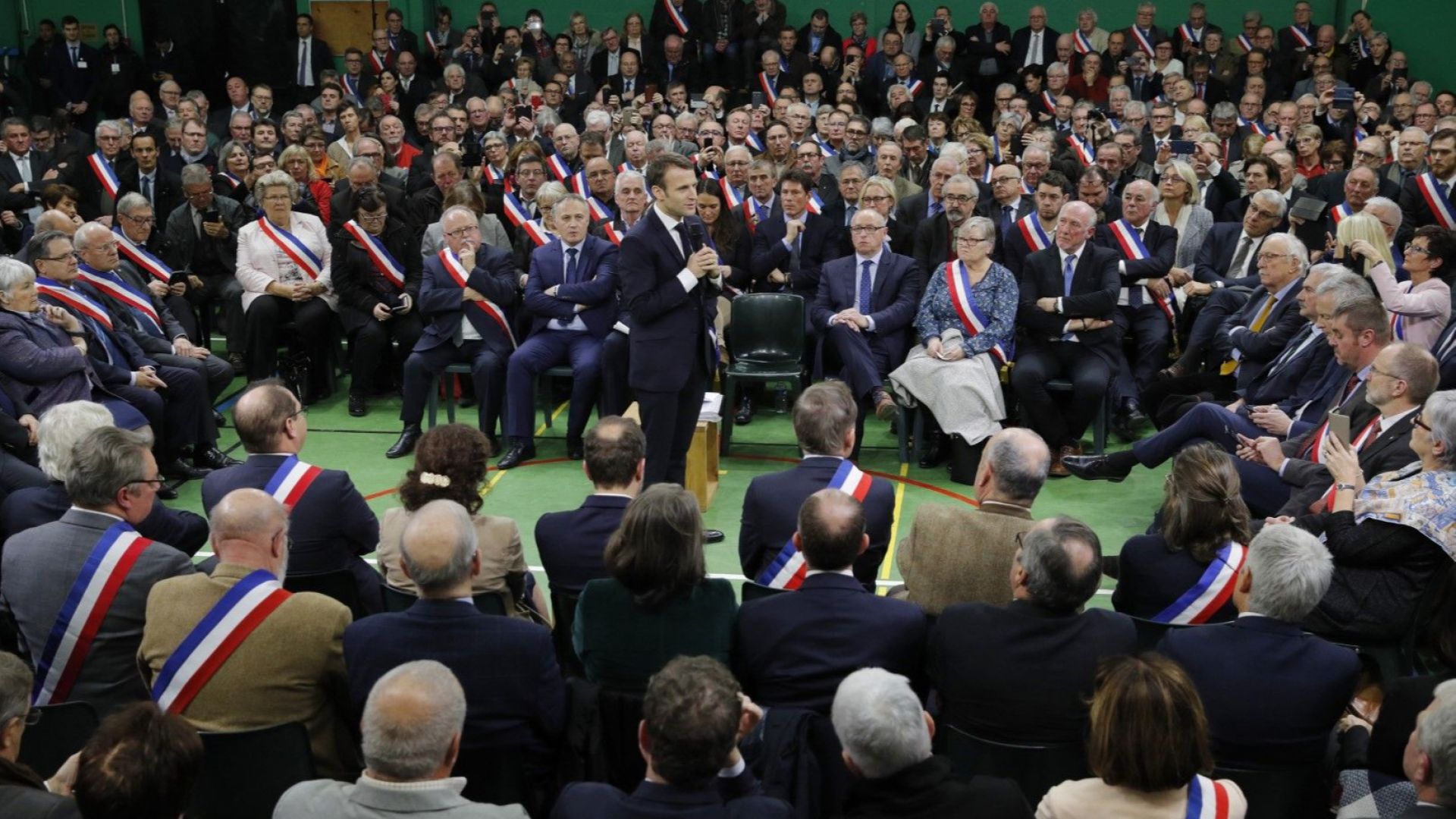 Френският президент Еманюел Макрон прикани днес сънародниците си да изложат