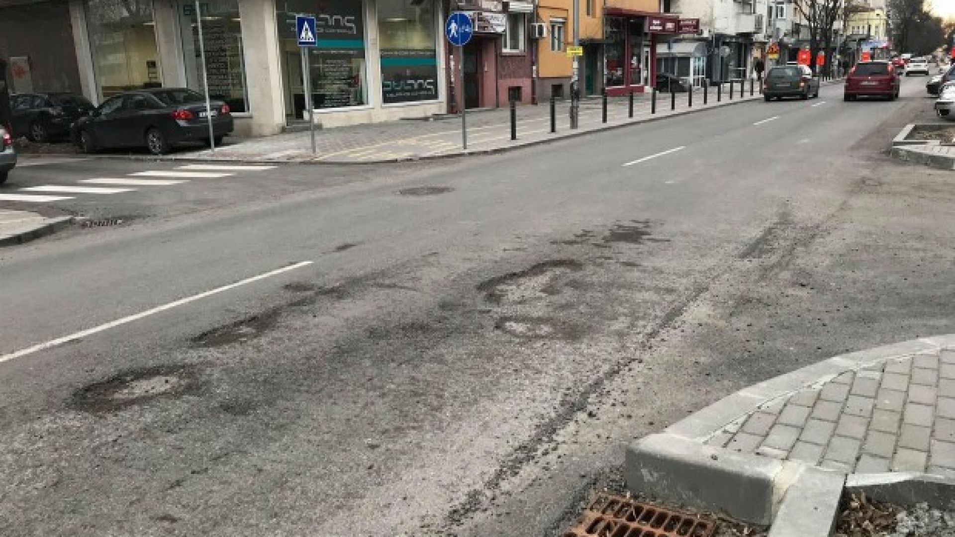 Дупки са зейнали по ул Георги Бенковски във Варна видя