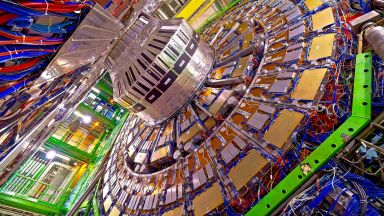 ЦЕРН пуска Големия адронен колайдер по време на слънчевото затъмнение след седмица