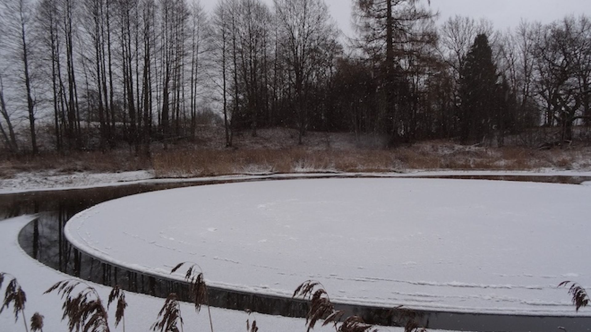 Огромен леден диск се върти във финландска река (видео)