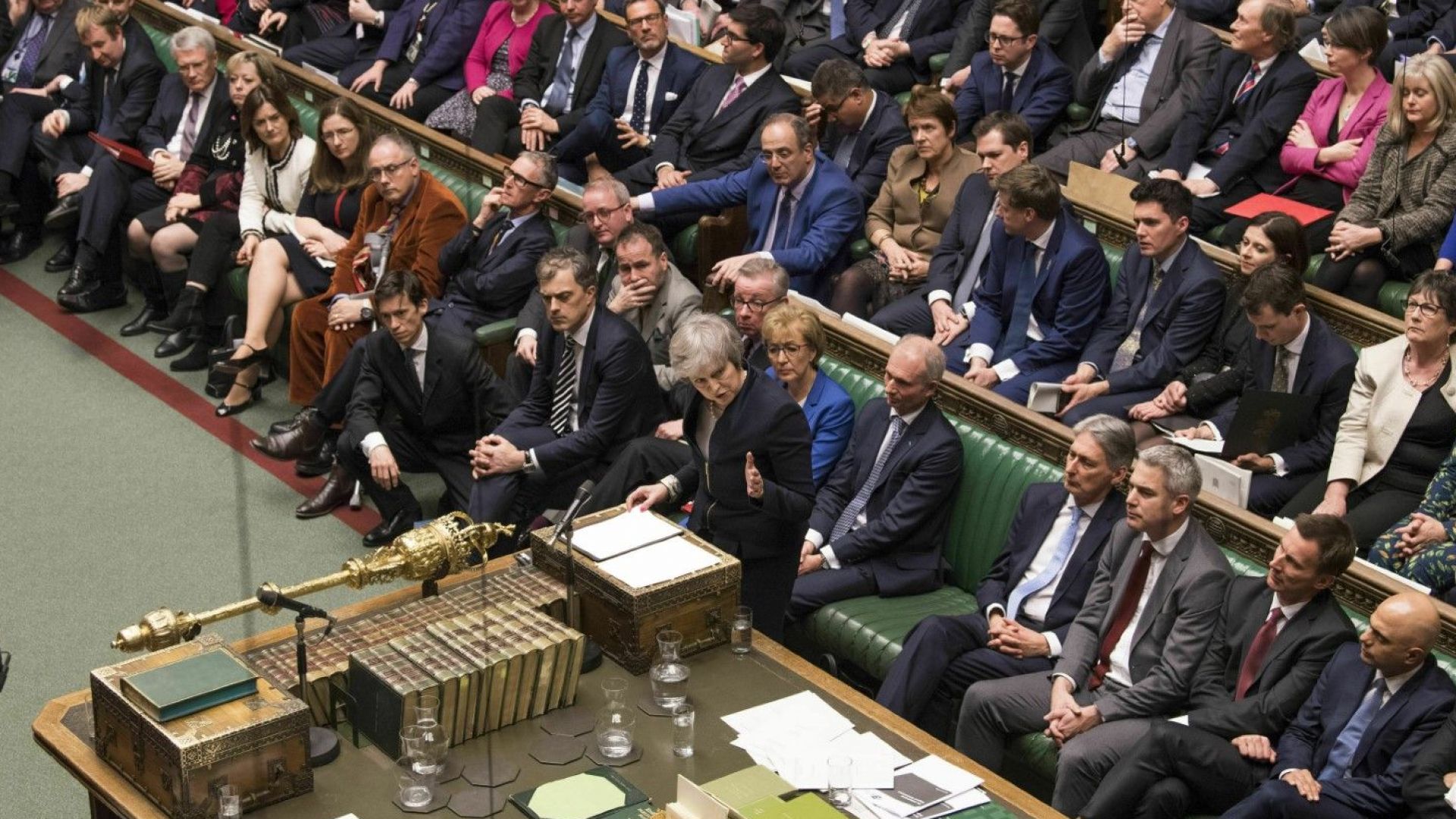 Не стихват коментарите след поражението на Тереза Мей в британския