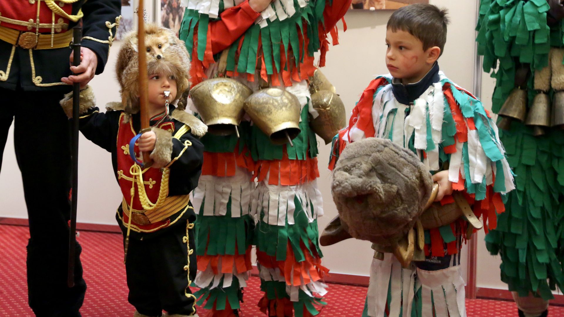 16 кукери от Перник гониха злите сили в Народното събрание