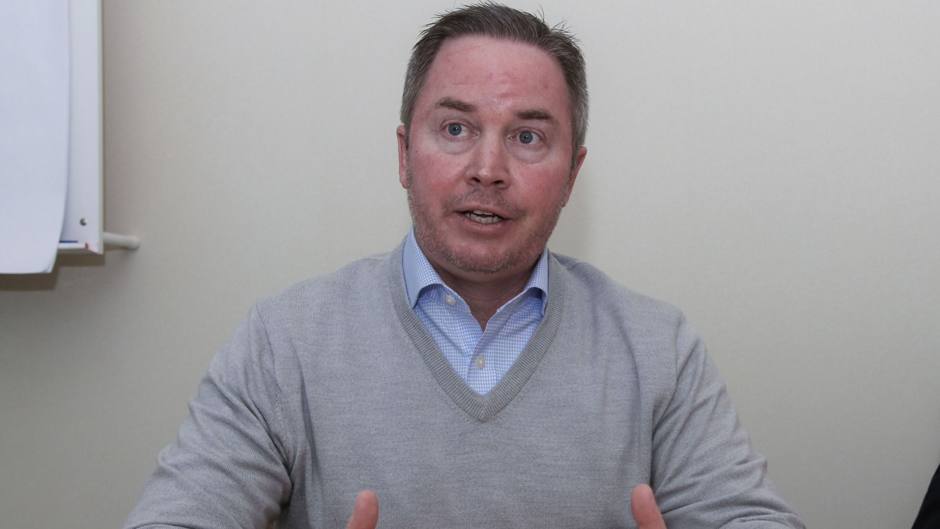 Джеймс Робинсън e директор Международно бизнес развитие на Ф 16 в