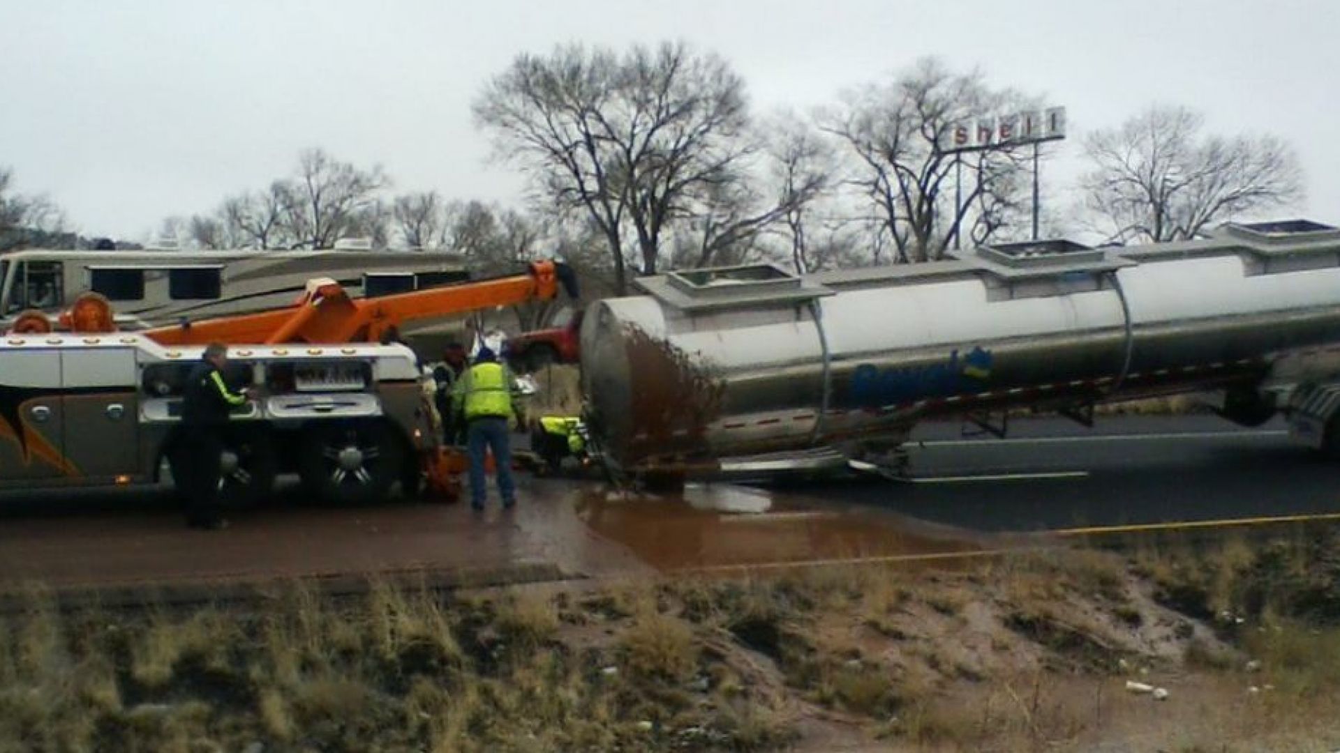 Река от шоколад се изля на магистрала в американския щат