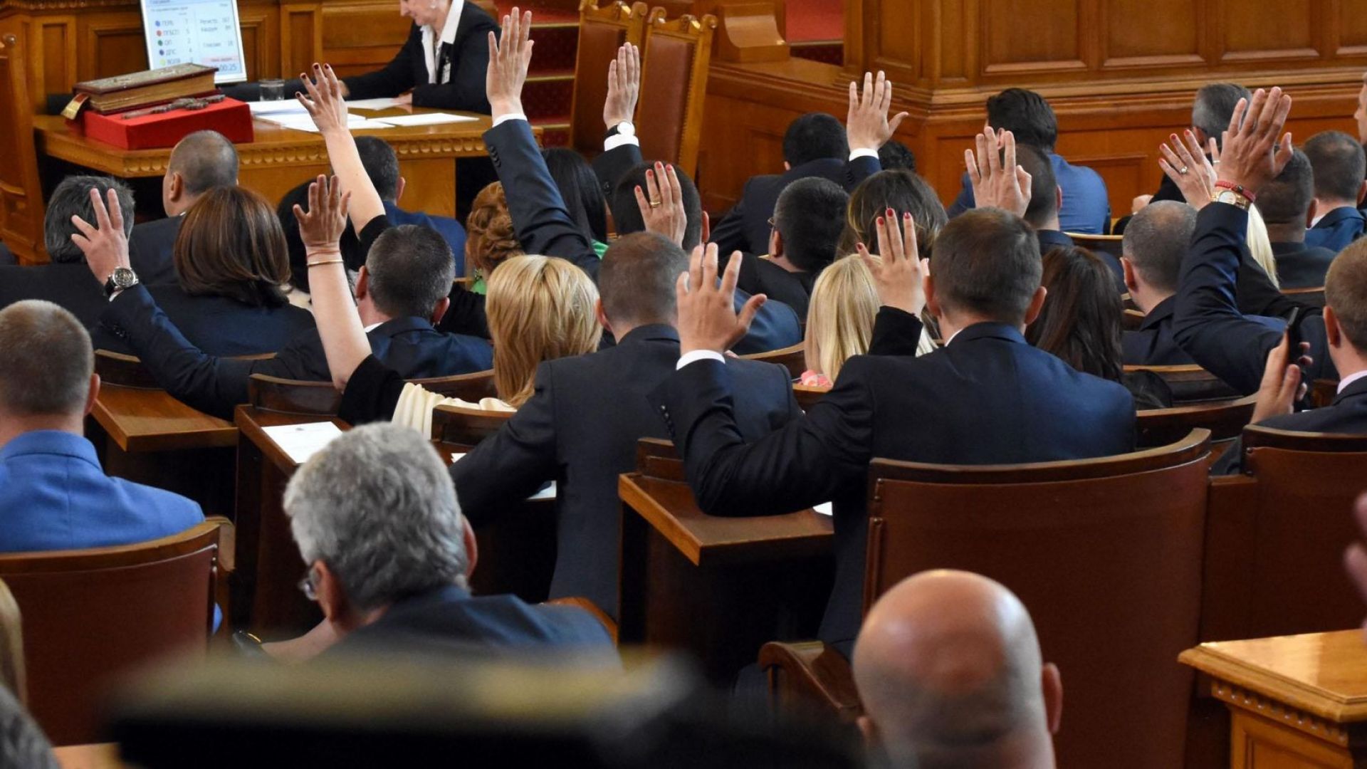 Парламентът отхвърли 12-ото президентско вето