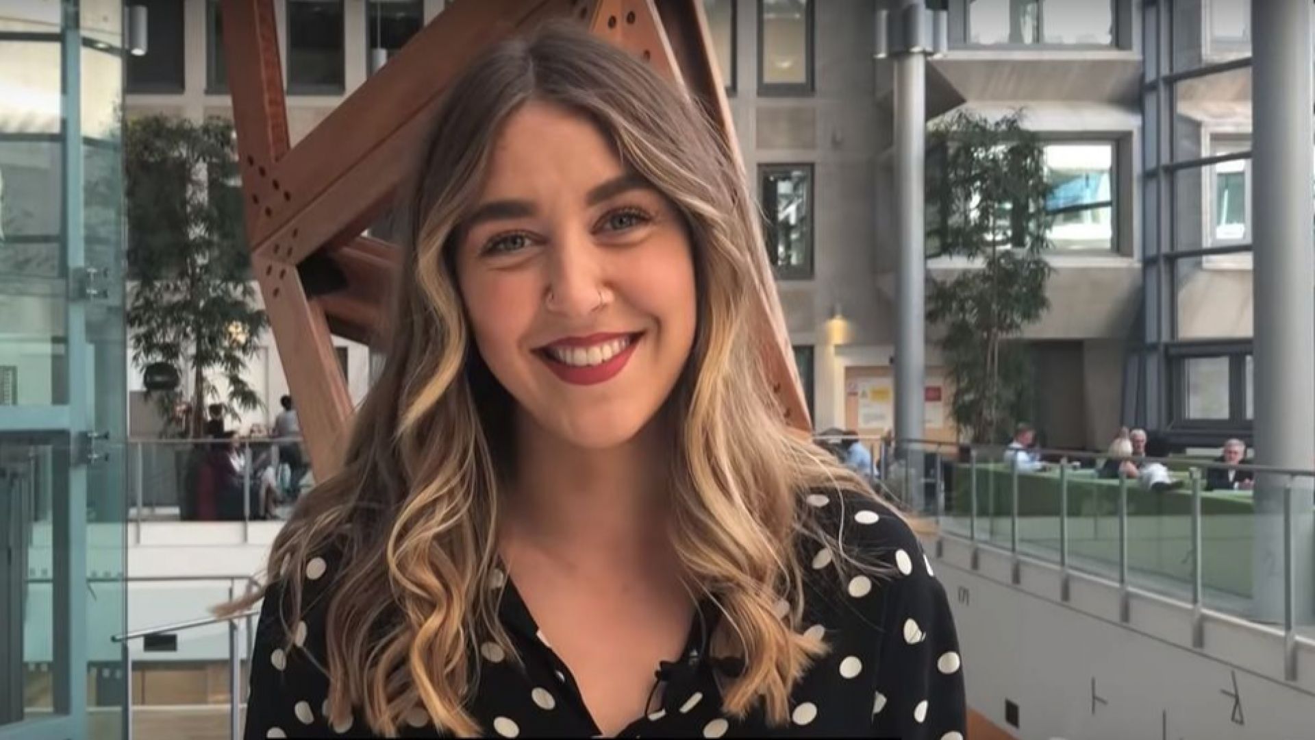 Британският парламент одобри законопроект който криминализира снимането под полите на