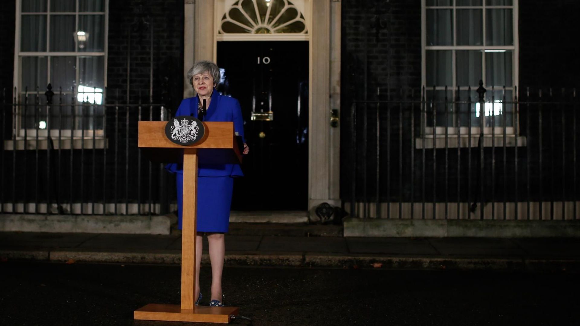 Британският премиер Тереза Мей оцеля след вот на недоверие внесен
