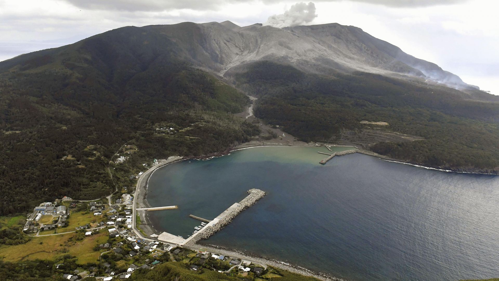 Вулкан разположен на малък остров в Южна Япония изхвърли днес