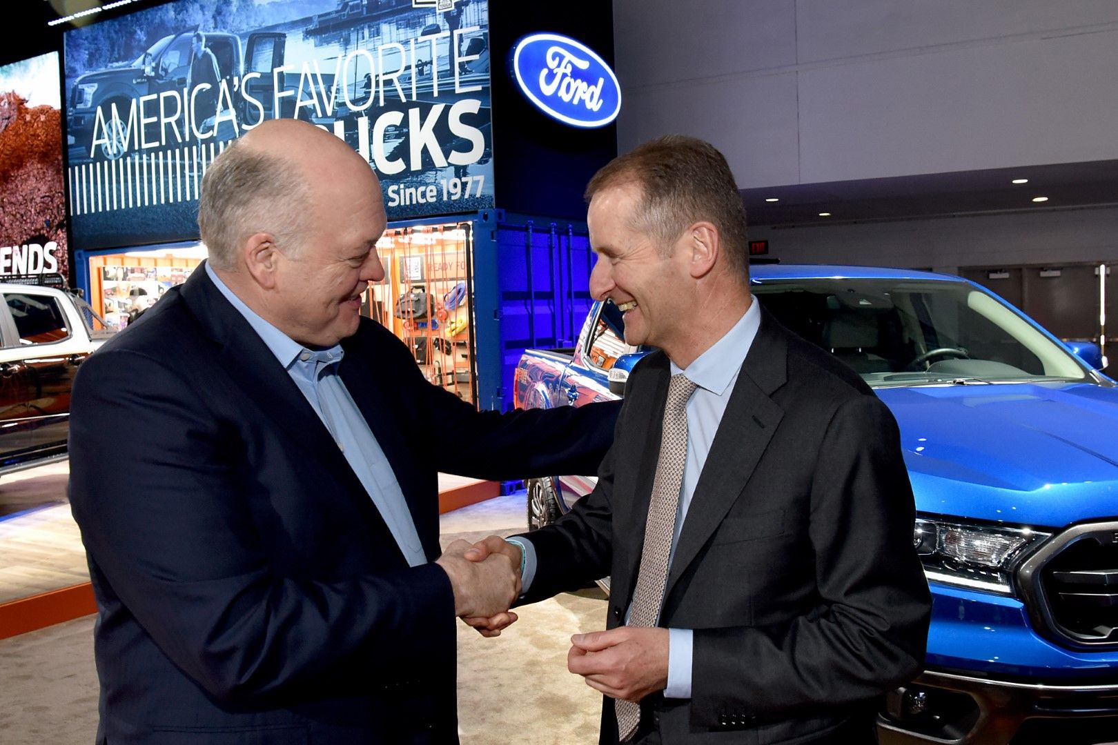 Изпълнителните директори на Volkswagen д-р Хърбърт Диес и на Ford Джим Хакет 