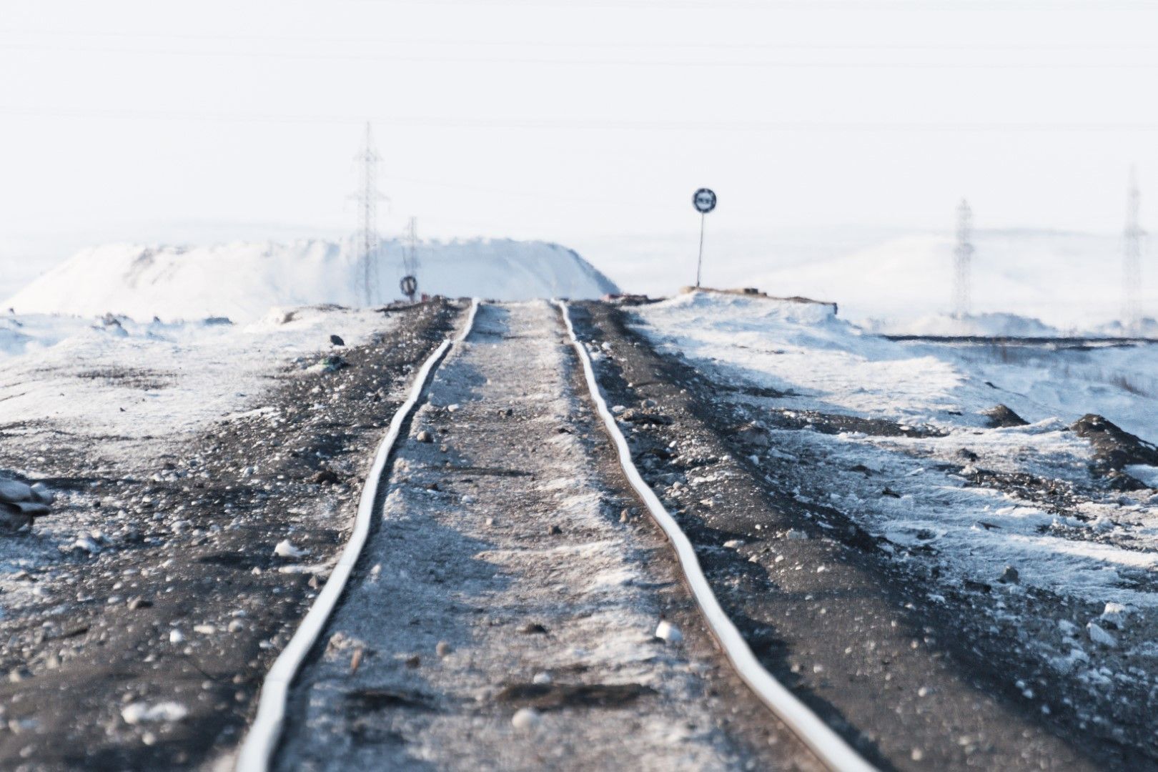 Деформирана, вследствие на топенето ЖП линия в Сибир