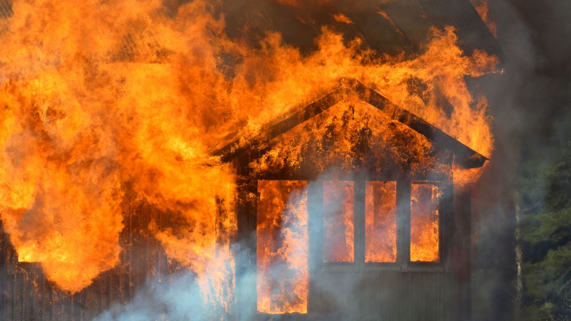 Военнослужещ от Сухопътните войски спаси 65 годишен мъж от горяща къща