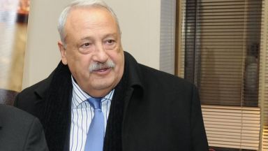 Първият служебен кабинет беше съставен от различни съвети които е