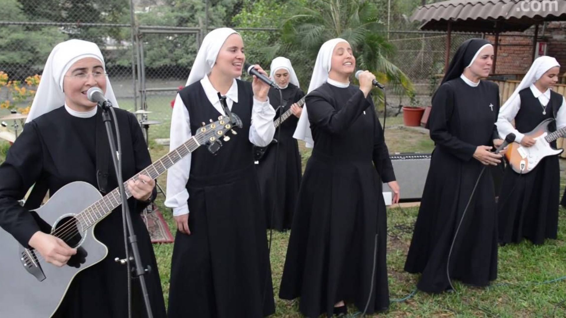 Лас сиервас перуанска рокбанда от девет монахини чиито песни