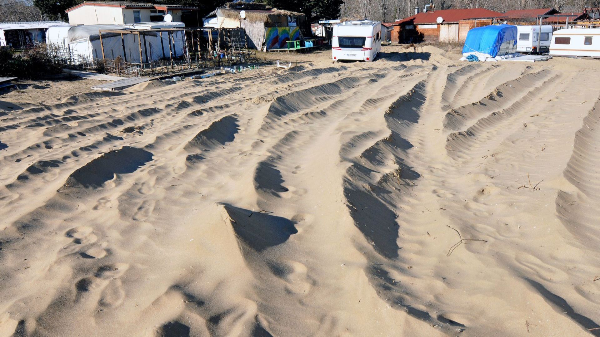 Ето какви са пораженията на разораните дюни на къмпниг Смокиня