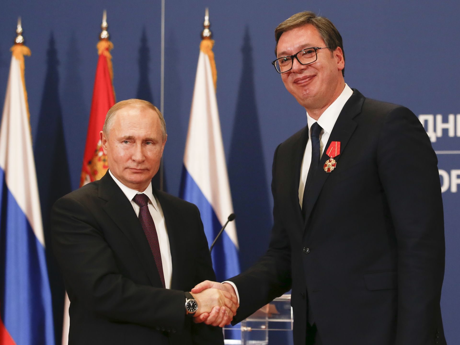Владимир Путин беше посрещнат с почести от Александър Вучич
