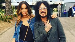 Басистът на Mötley Crüe става баща за пети път