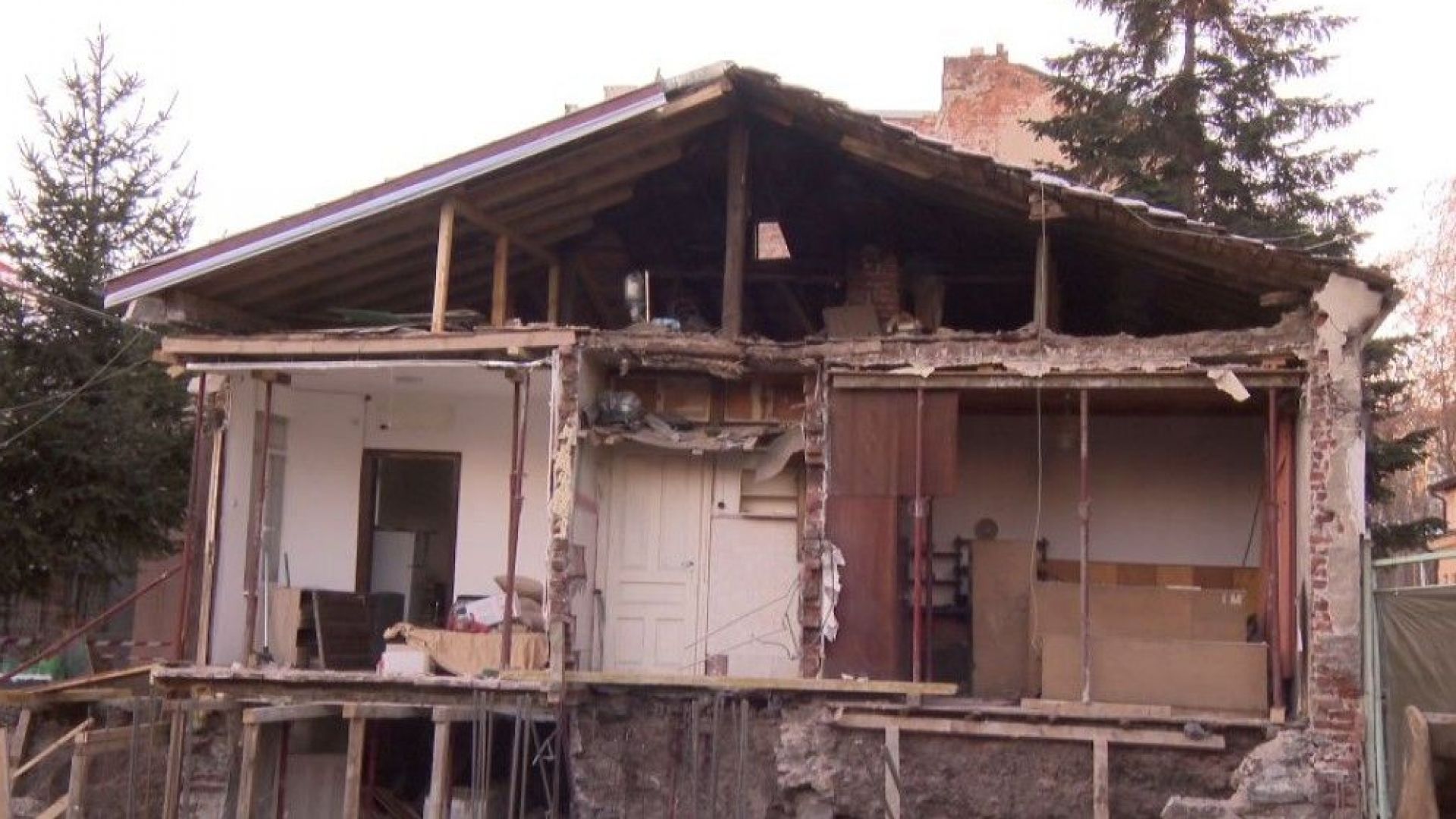 Строеж в София събори стената на обитаема къща Изкопни дейности