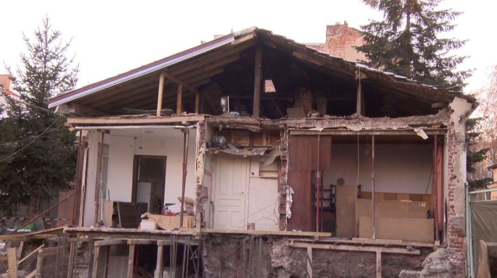Собственикът на срутената къща е решен да търси правата си в съда