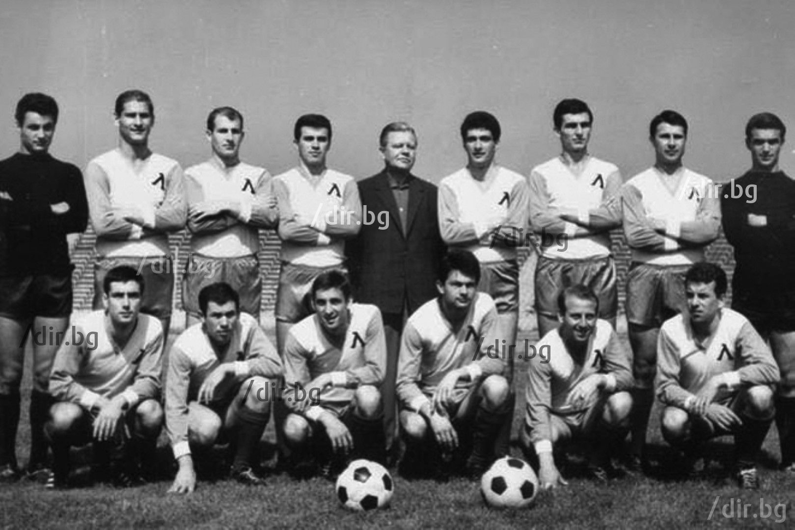 С екипа на Левски като играч (прав, четвърти отдясно)