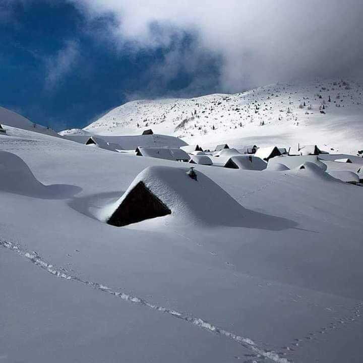 Открий къщата си под снега. Снимката е от Босна, до Прокошкото езеро