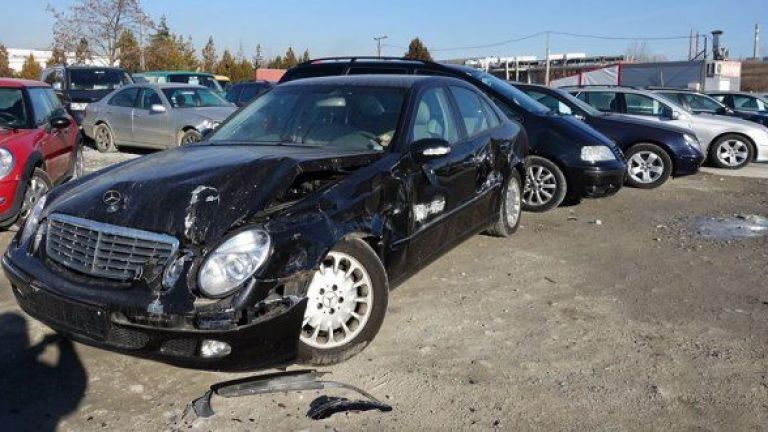 Малолетни потрошиха 16 коли в шуменска автокъща (снимки)