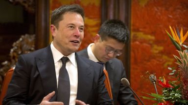 Tesla съкращава персонал, за да поевтини колите си