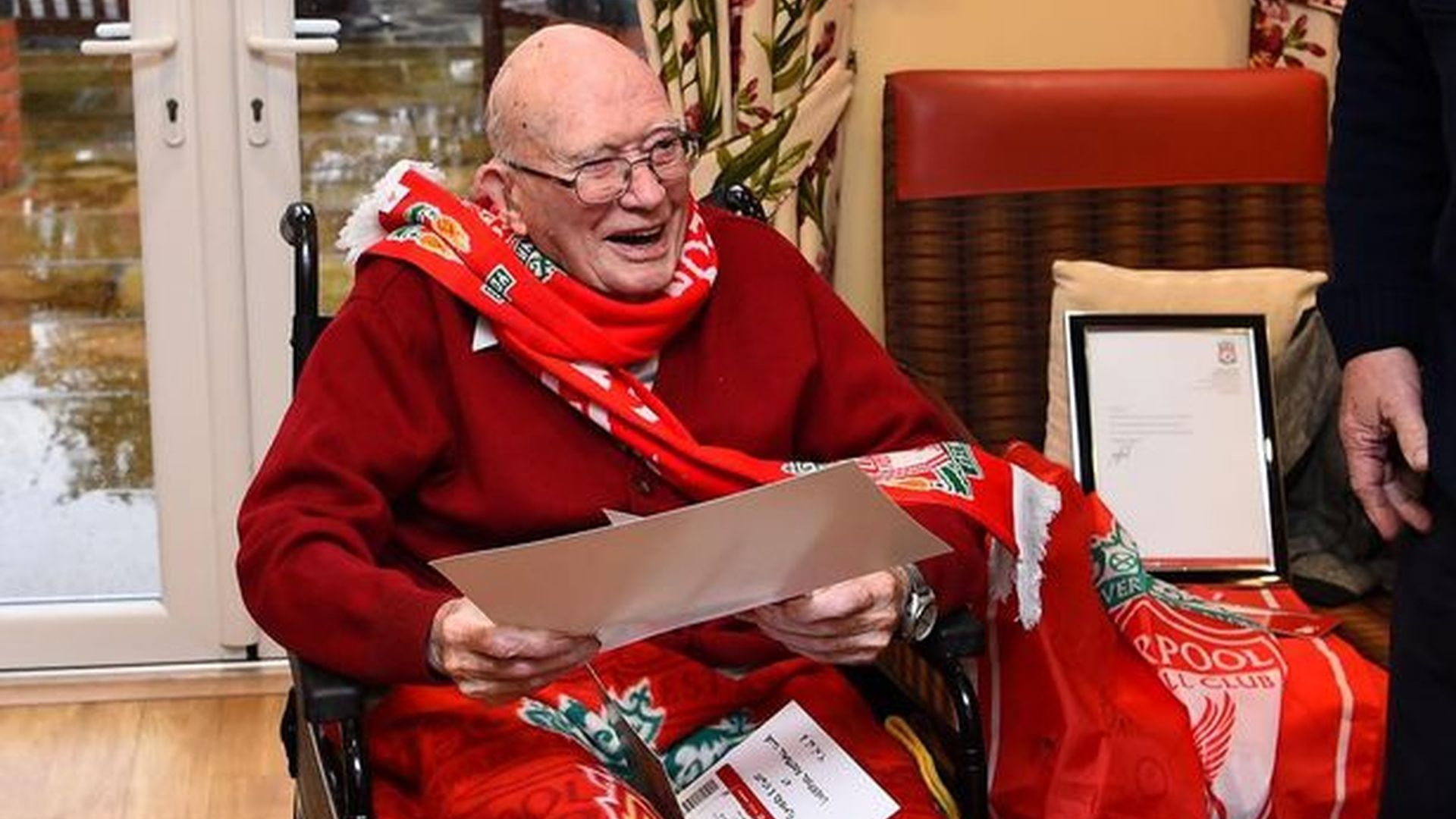 Ливърпул изненада 104-годишен фен за рождения му ден