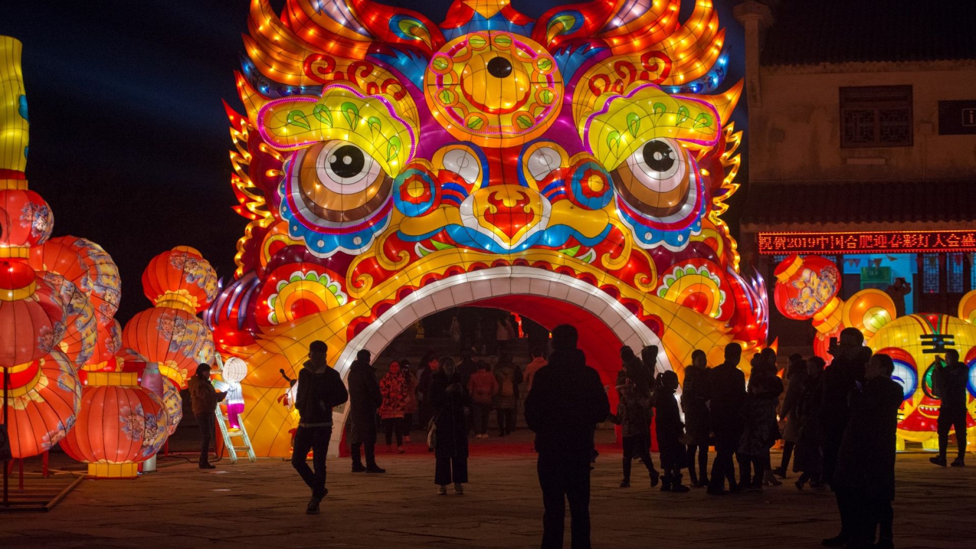 Хиляди китайци излязоха по улиците на град Хефей в провинция