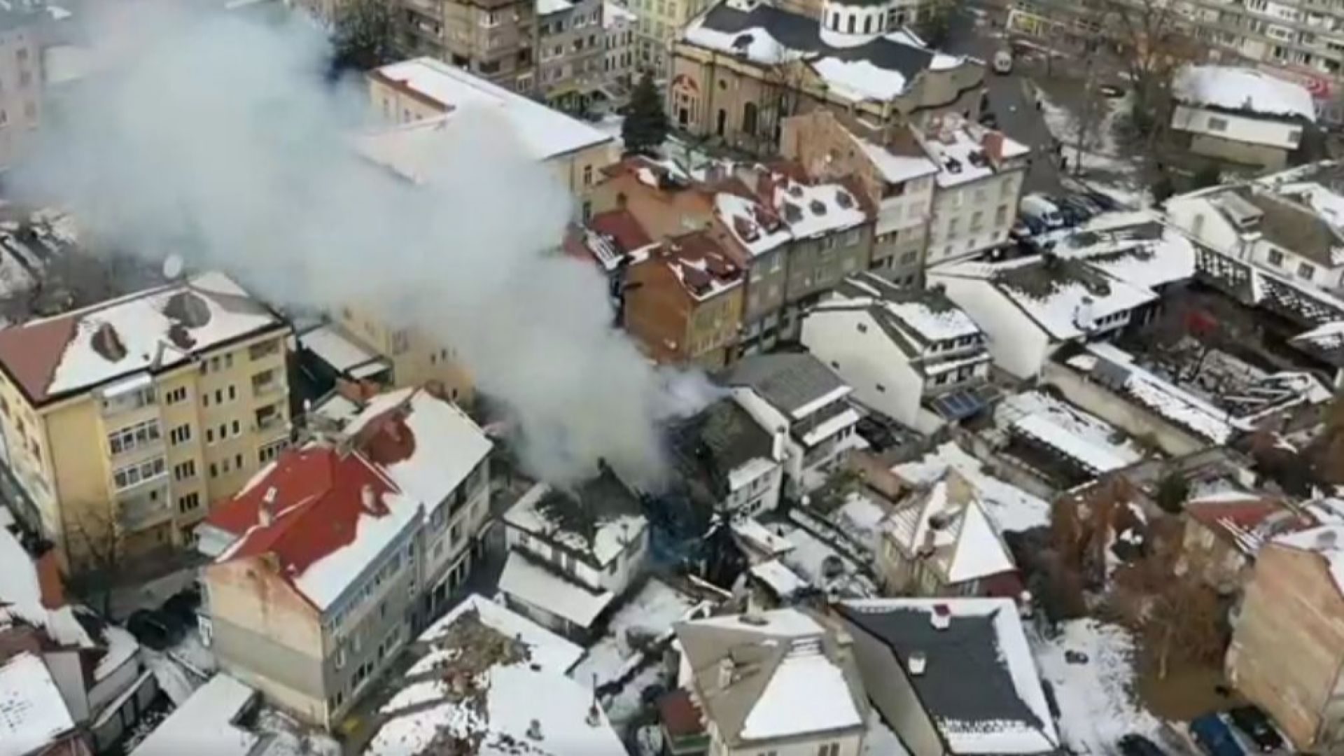Пожар избухна в старинния Шести участък в центъра на Габрово съобщи