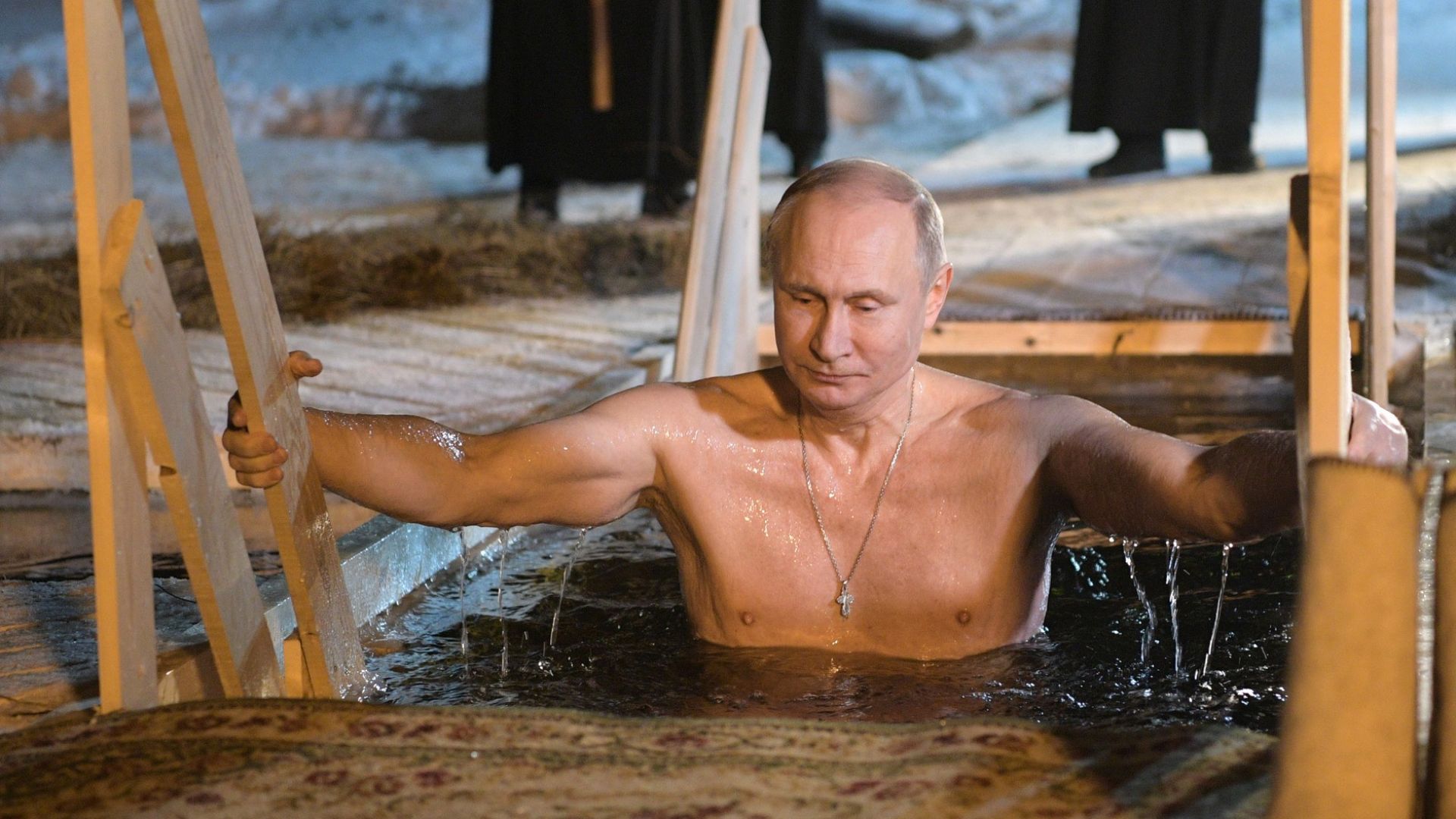 Путин в ледени води на Кръщение Господне (снимки и видео)