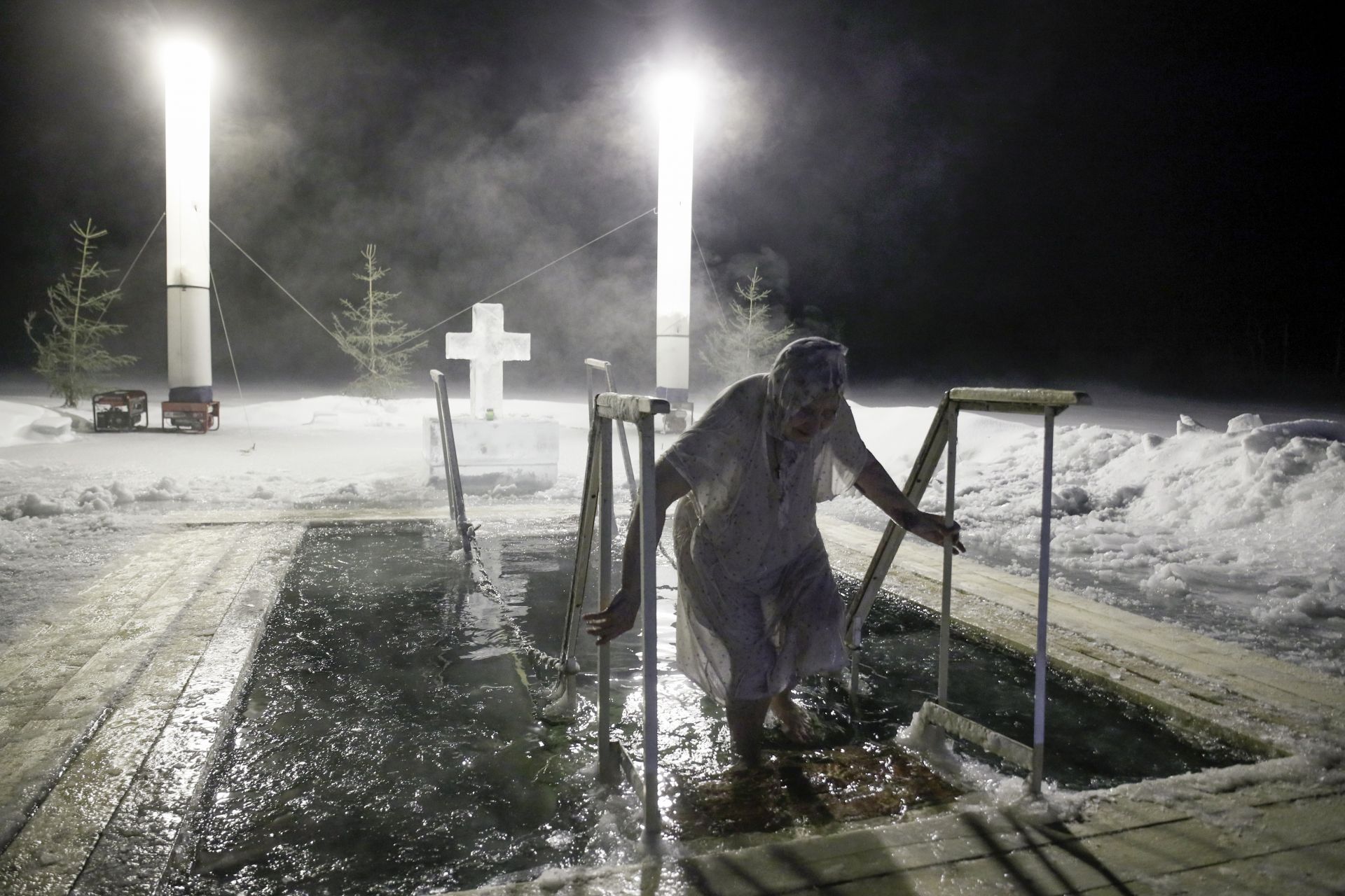 Руски православен излиза от ледена дупка по време на традиционното празненство на Богоявление в езеро близо до Валдай-Иверския манастир във Валдай, Новгородска област, на около 400 километра североизточно от Москва