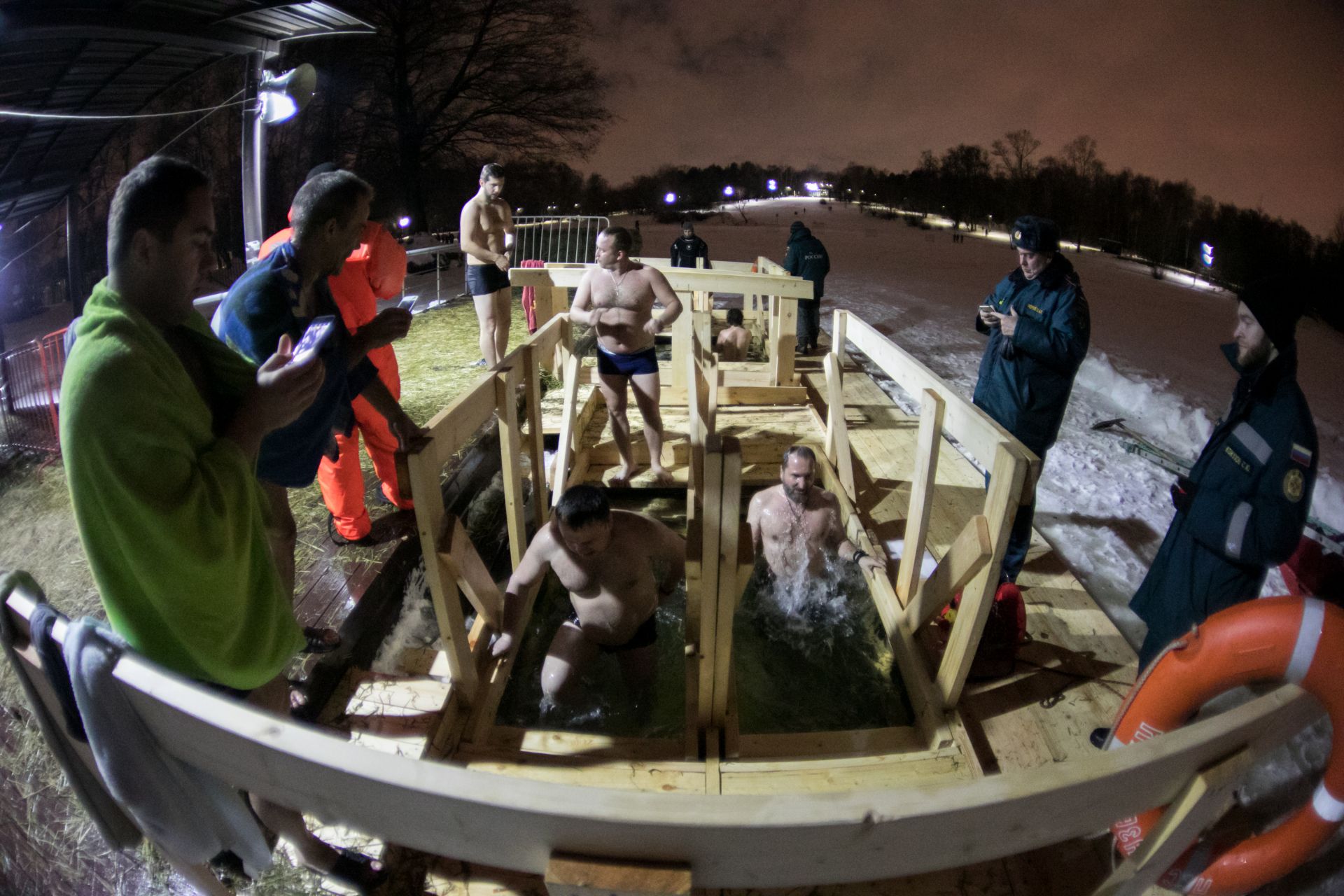 Православни руснаци се къпят в ледената вода на Богоявление в Москва